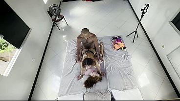 DUAS GAROTAS LESBICAS SE CHUPAM E FODEM NA MINHA FRENTE EU FODO AS DUAS